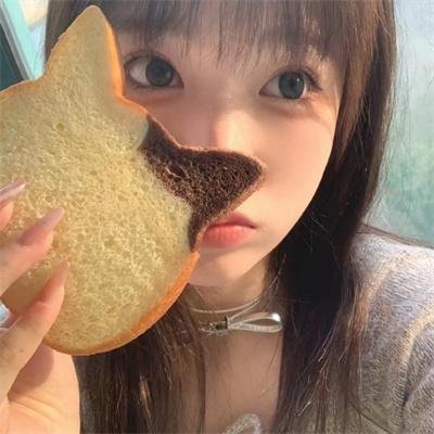 戴流苏耳环的少女